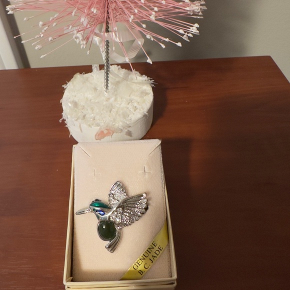 Genuine B.C. Jade Hummingbird Brooch - Picture 1 of 2